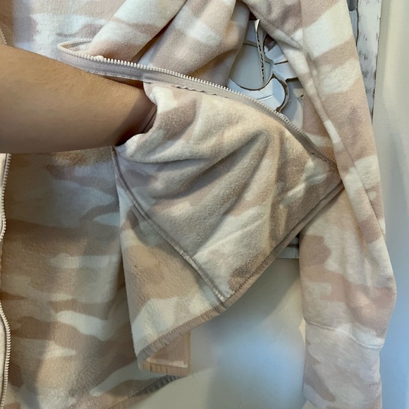 NWT Old Navy Pink and White Camo Fleece Zip Up (Small) - Picture 3 of 7
